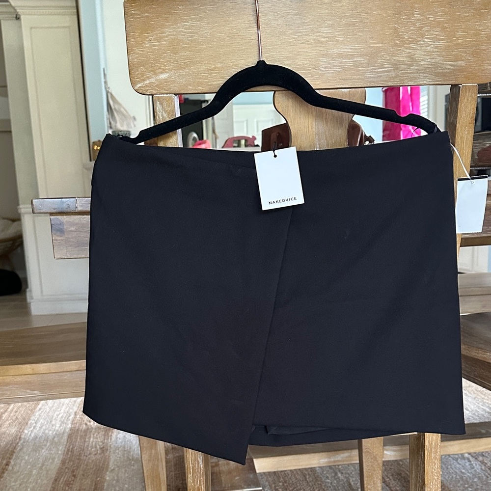 Chic Asymmetrical Black Skirt by